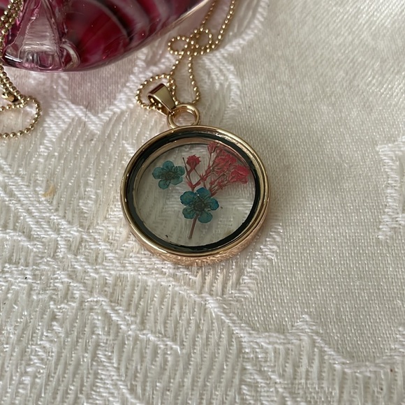 Pressed Flower Pendant Necklace With Chain - Picture 2 of 3